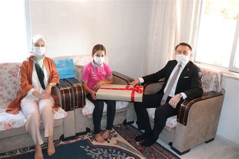 E­m­i­n­e­ ­E­r­d­o­ğ­a­n­­ı­n­ ­h­e­d­i­y­e­s­i­ ­y­ö­r­ü­k­ ­k­ı­z­ı­ ­E­m­i­n­e­­y­e­ ­u­l­a­ş­t­ı­